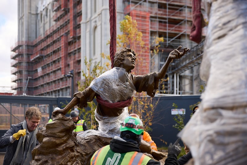 Le sculpteur Michael Hall participe à l'installation de la statue de la Première Vision sur Temple Square, le mercredi 6 novembre 2024.