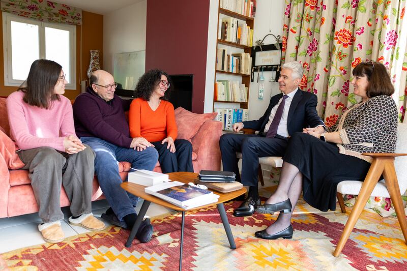Frère Gérald Caussé, du Collège des douze apôtres, et sa femme, Valérie, s'entretiennent avec la famille Pelous à Paris, France, le samedi 21 février 2026. Frère Caussé a exercé son ministère auprès de Sylvian Pelous pendant de nombreuses années alors qu'il servait en tant que dirigeant local à Paris il y a plus de 20 ans.