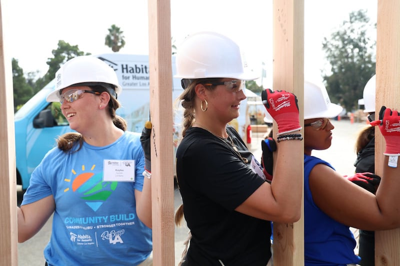 Des bénévoles lors d'un événement d'Habitat pour l'humanité travaillent à la reconstruction de maisons détruites pendant l'incendie de Palisades au cours d'un événement de quatre jours en septembre 2026 à Los Angeles, en Californie.