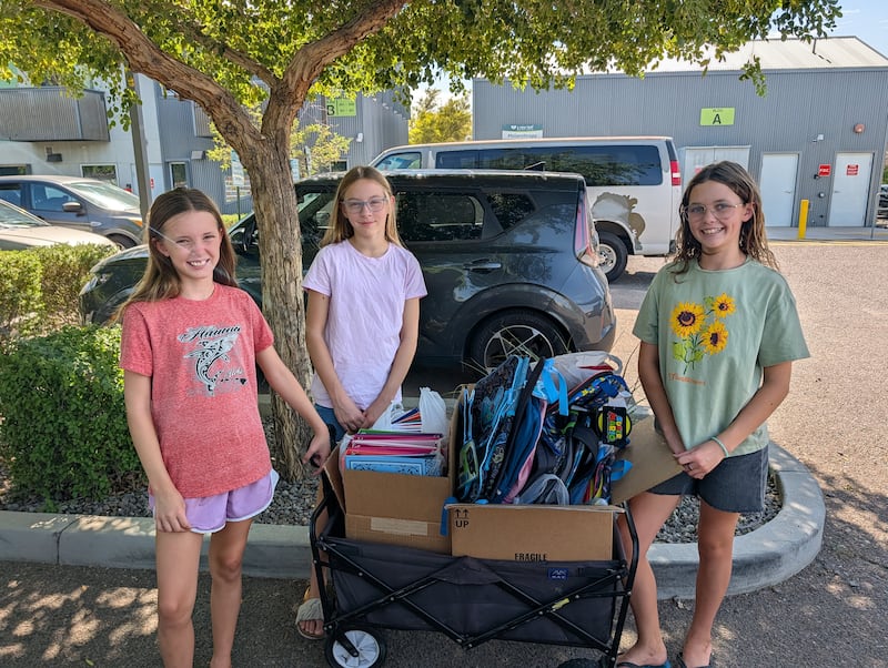 Des enfants de la Primaire du pieu de Mesa Hermosa Vista, à Mesa (Arizona), collectent des livres et des fournitures scolaires issus de dons au profit de l'organisation A New Leaf, dans le cadre de la Journée nationale du service et du souvenir, le samedi 12 septembre 2026.