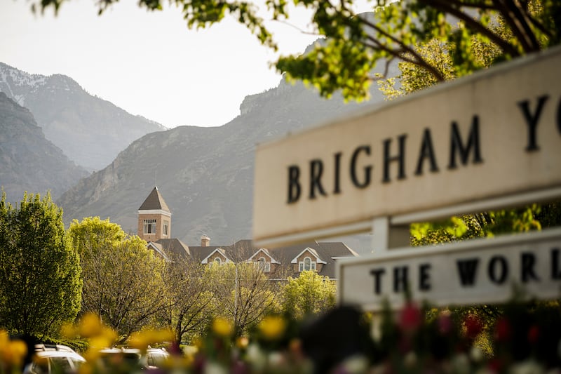 Le panneau de bienvenue devant le campus de BYU à Provo, dans l'Utah.