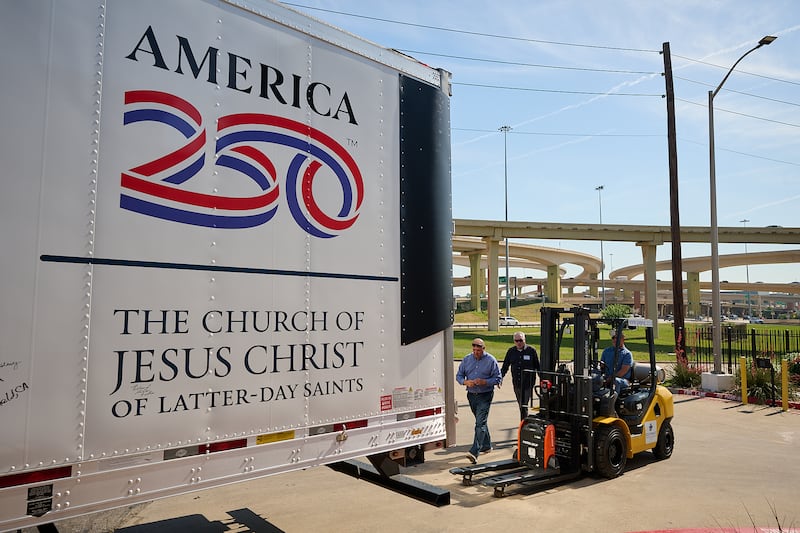 Des bénévoles aident à décharger des boîtes de nourriture livrées par l'Église de Jésus-Christ des Saints des Derniers Jours au garde-manger alimentaire Joe's Food Pantry à Dallas, au Texas, le jeudi 14 mai 2026.