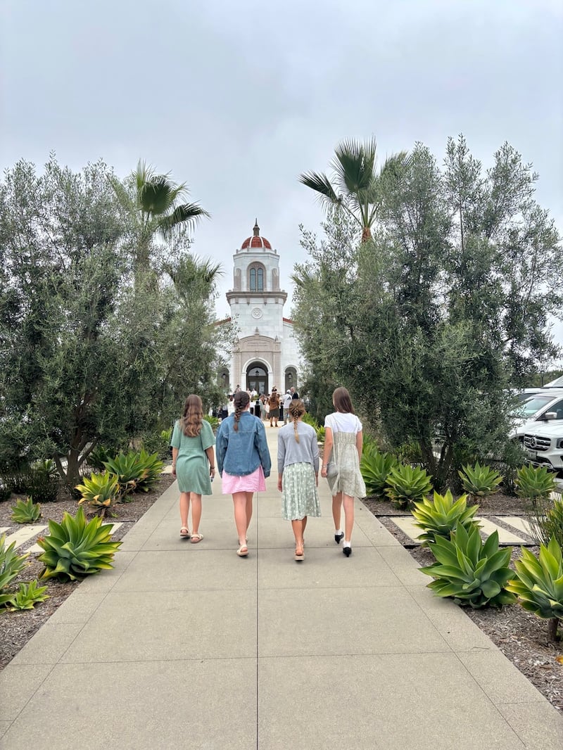 Des jeunes filles marchent sur le terrain du temple de Yorba Linda, en Californie, pendant les portes ouvertes à Yorba Linda, en Californie, le samedi 2 mai 2026.