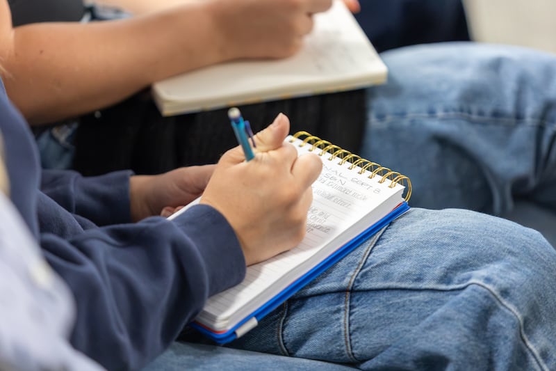 Des étudiants prennent des notes pendant que Burke Olsen, éditeur du Deseret News, s'exprime lors d'une réunion spirituelle à Ensign College, à Salt Lake City, le 8 septembre 2026.