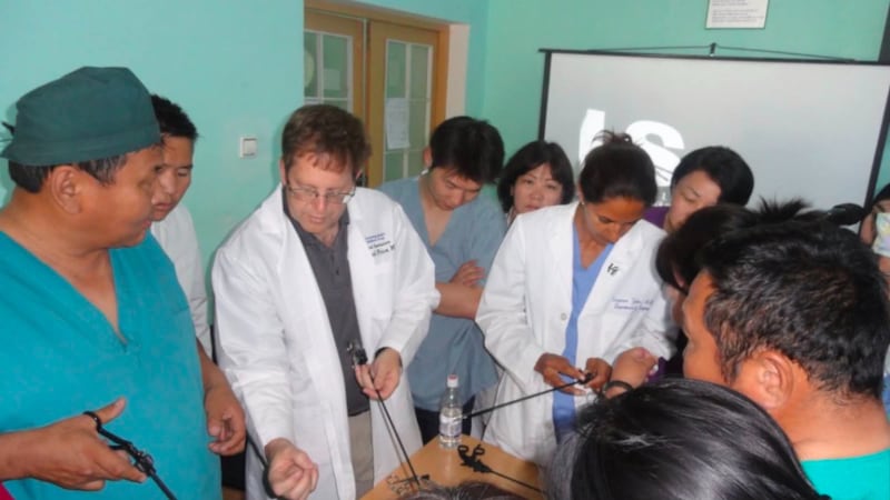 Dr Raymond R. Price, deuxième en partant de la gauche, montre des instruments de laparoscopie à des chirurgiens dans le cadre du programme de formation avancée en traumatologie (ATLS) en Mongolie, qui a débuté en juin 2015.