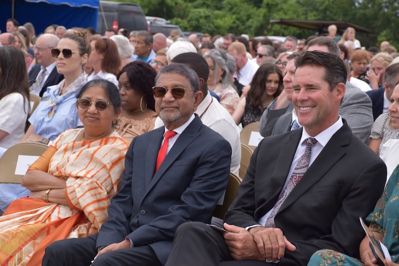 Des saints des derniers jours et des membres de la communauté se rassemblent lors de la cérémonie de la première pelletée de terre du temple de Springfield, au Missouri.