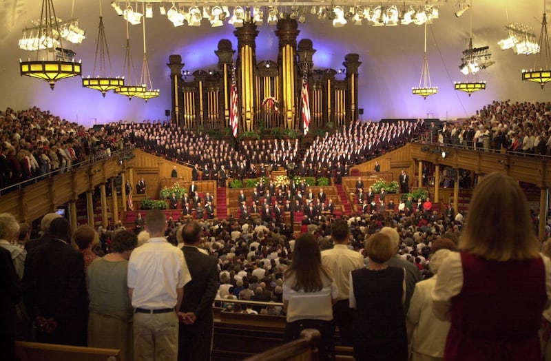Des milliers de personnes se rassemblent pour rendre hommage et se souvenir des personnes disparues lors des attaques terroristes du mardi 11 septembre 2001, au Tabernacle de Salt Lake. Photo de Scott G Winterton, Deseret News.
