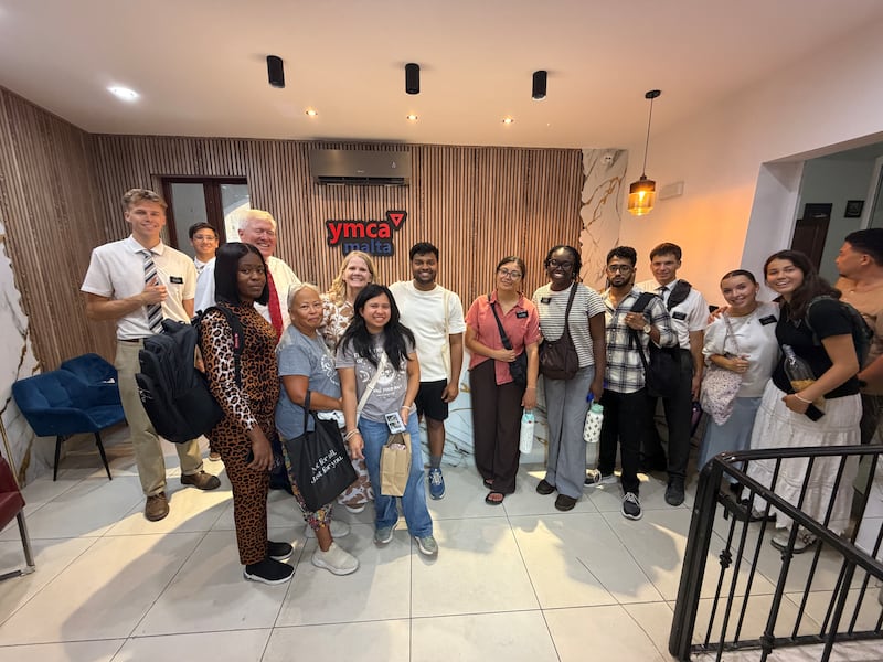 Des jeunes adultes bénévoles de l'Église de Jésus-Christ des Saints des Derniers Jours se rassemblent avec des représentants de YMCA Malta après une soirée de service auprès d'enfants et de familles dans un foyer d'accueil familial de YMCA Malta à Malte, le 1er août 2026.