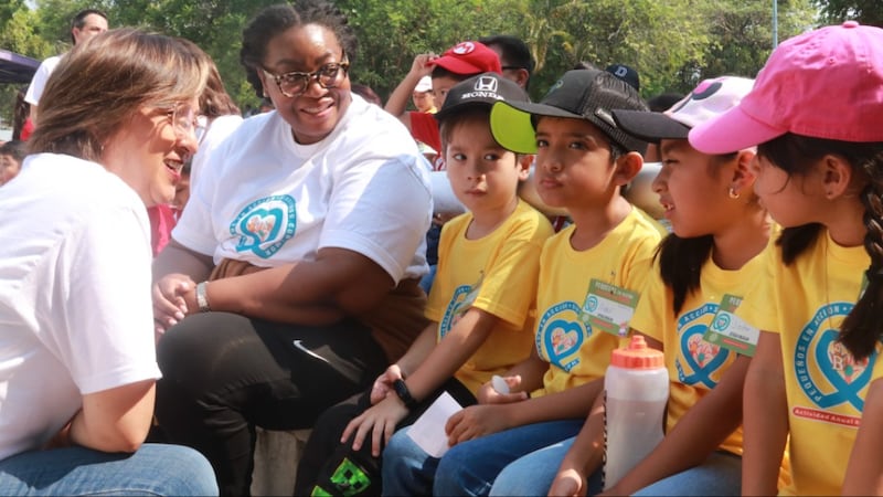 Sœur Tracy Y. Browning interagit avec des enfants lors d'une activité de service communautaire à Tuxtla Gutiérrez, Chiapas, Mexique, en mai 2026.