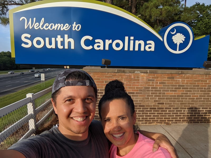 Vanessa Duerson et son mari, Brian Kristofer Duerson, prennent un selfie devant le panneau de bienvenue de la Caroline du Sud au centre d'accueil de la Caroline du Sud, à Fort Mill (Caroline du Sud), le 30 juin 2022.