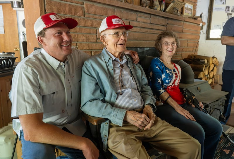 Le président Dallin H. Oaks, au centre, est assis avec sa sœur, Evelyn Oaks Moody, à droite, et frère Ryan K. Olsen, soixante-dix Autorité générale, lors d’une réunion de famille le samedi 4 juillet 2026, à Joe’s Valley (Utah).