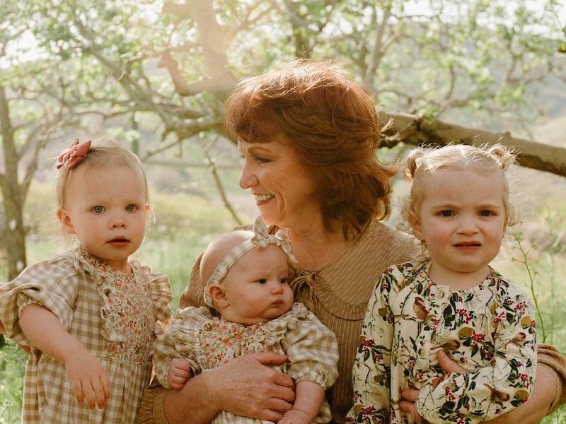 Tammy Simister Robinson prend une photo avec ses trois petites-filles en 2022.