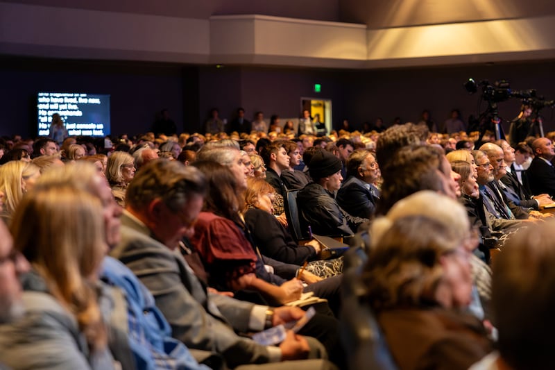 Des membres de l'assistance écoutent frère Dale G. Renlund, du Collège des douze apôtres, s'exprimer à l'Institut Neal A. Maxwell d'études religieuses de l'université Brigham Young à Provo (Utah), le mardi 13 octobre 2026.