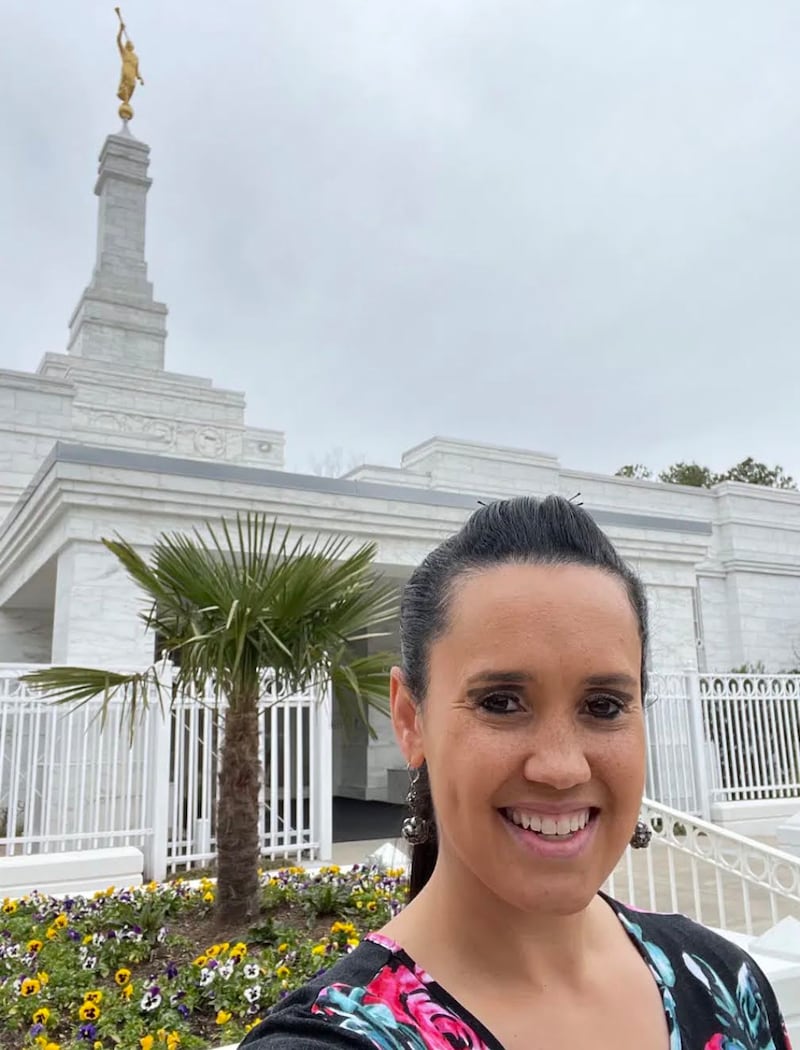 Vanessa Duerson sourit pour une photo à l'extérieur du temple de Columbia (Caroline du Sud), à Columbia, en Caroline du Sud, le 16 juillet 2026.