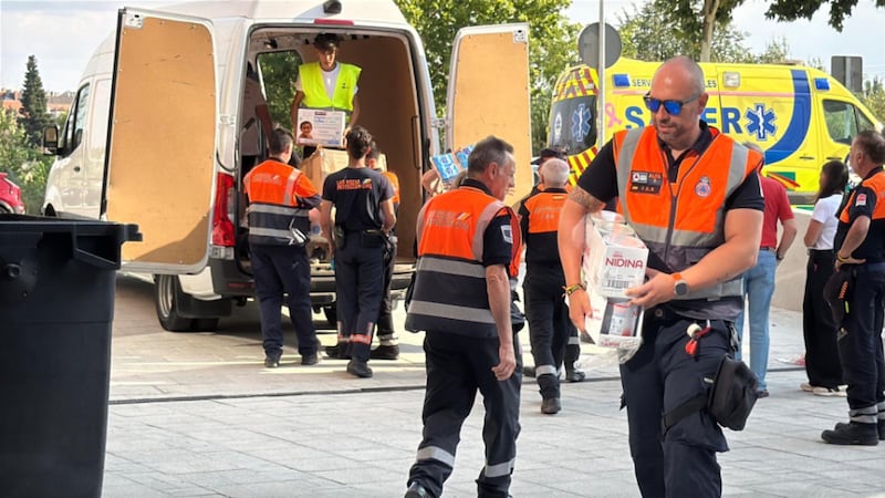 Des bénévoles de la fondation Marraine, une ONG catholique aidant les personnes déplacées par les incendies de forêt, organisent des denrées alimentaires fournies par l’Église de Jésus-Christ des Saints des Derniers Jours pour les personnes évacuées à Bordeaux (France), en juillet 2026.