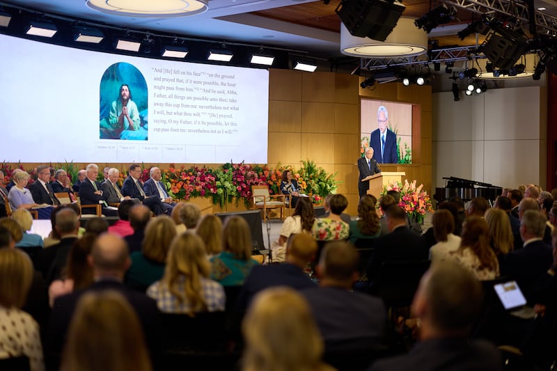 Frère Gerrit W. Gong du Collège des douze apôtres prend la parole lors du séminaire de 2026 pour les nouveaux présidents de mission au centre de formation des missionnaires de Provo à Provo, Utah, le 20 juin 2026.