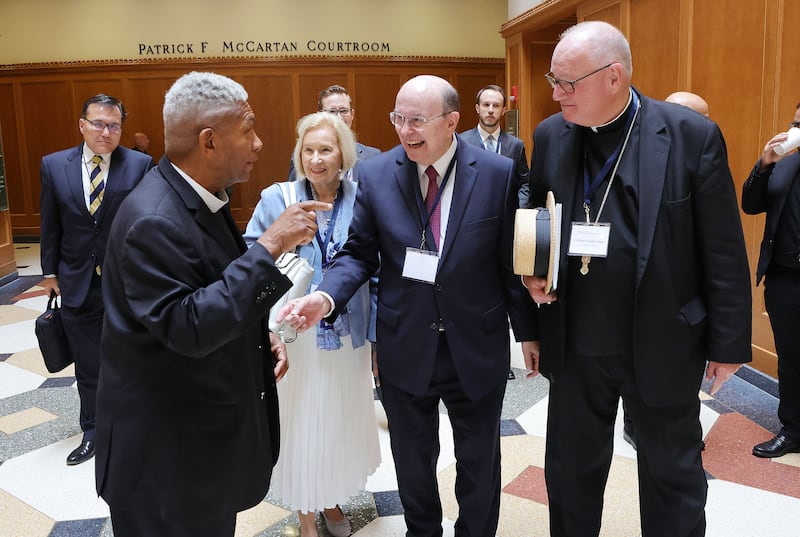 Elder Quentin L. Cook, soeur Mary Cook, le reverend Eugene Rivers et le cardinal Timothy Dolan discutent ensemble lors du sommet sur la liberte religieuse de Notre Dame a l'Universite de Notre Dame a South Bend, dans l'Indiana, le lundi 28 juin 2021.