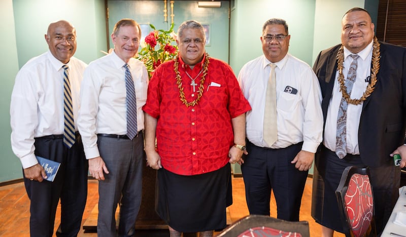Elder Taniela Wakolo, soixante-dix Autorité générale, et Elder Gary E. Stevenson, du Collège des douze apôtres, à gauche, rencontrent Laaulialemalietoa Polataivao Fosi Schmidt, le premier ministre de l'État indépendant des Samoa, à Apia, Samoa, le 22 mai 2026.
