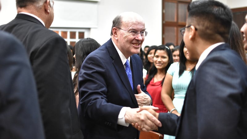 Frère Quentin L. Cook, du Collège des apôtres, au centre, salue des dirigeants de la prêtrise à Tegucigalpa, au Honduras, en février 2023.