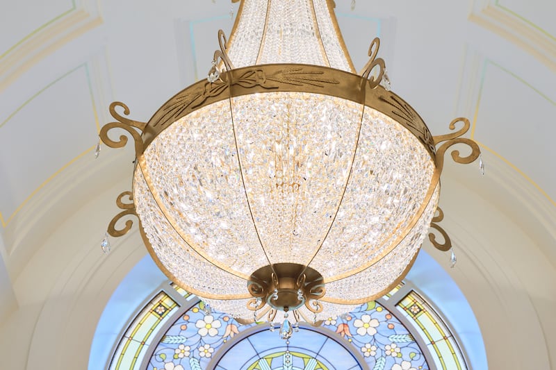 Un lustre à l'intérieur du temple d'Ephraim (Utah).