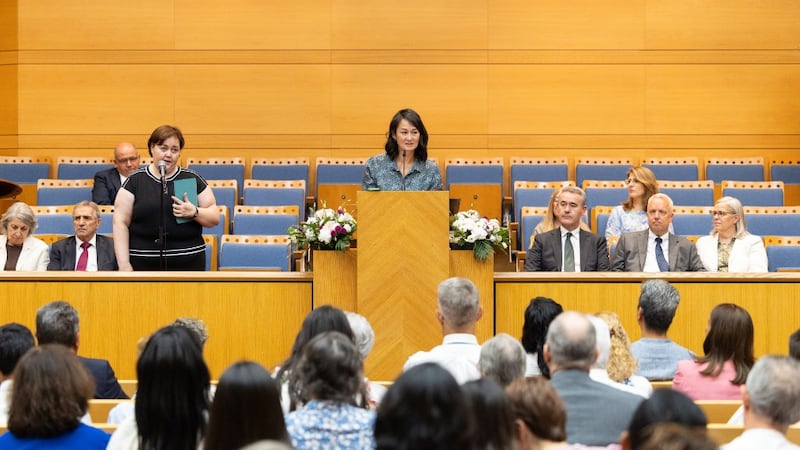 Sœur Kristin M. Yee prend la parole lors d'une réunion spirituelle à Madrid, en Espagne, le 5 septembre 2026.