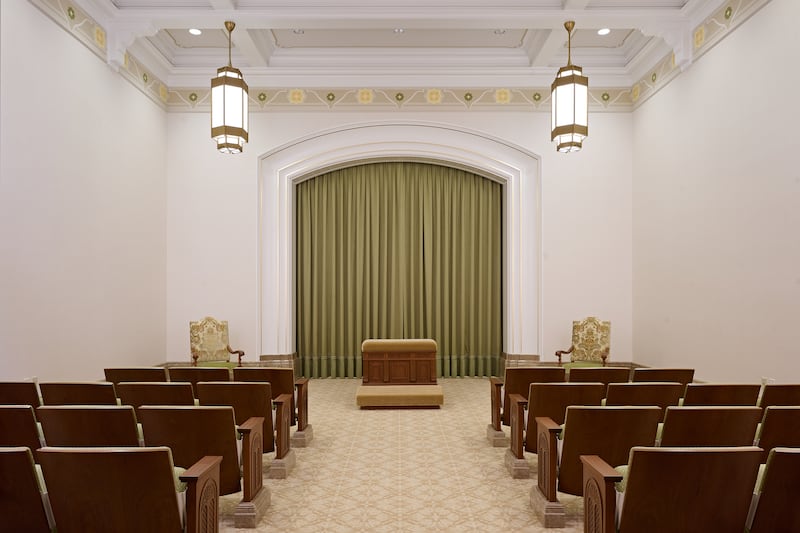 Une salle d'instruction à l'intérieur du temple de Yorba Linda, en Californie.