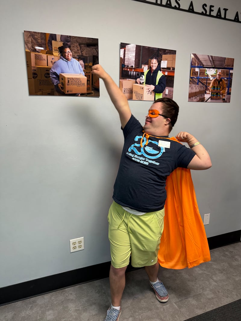 Frère Nathan Welch pose avec sa cape à la banque alimentaire Facing Hunger à Huntington, en Virginie-Occidentale. Frère Welch a commencé son service missionnaire en juin 2024 et le terminera en juin 2026.