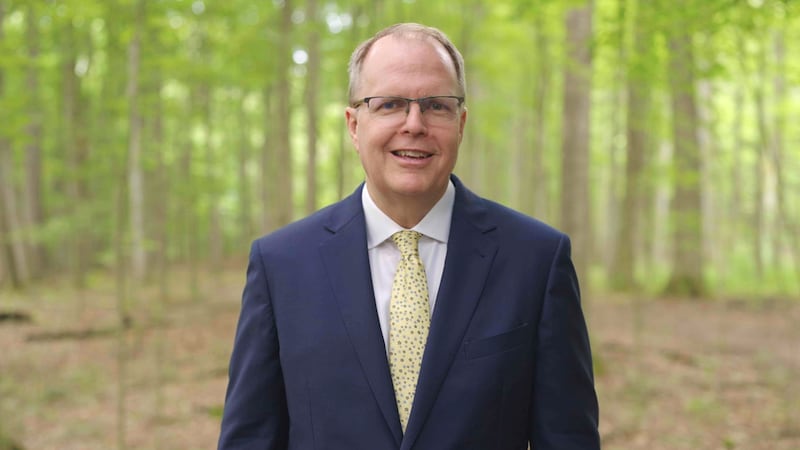Brian K. Ashton, président de BYU–Pathway Worldwide, s’adresse aux étudiants depuis le site historique du Bosquet sacré à Palmyra (État de New York), lors d’une réunion spirituelle diffusée le vendredi 4 septembre 2026.