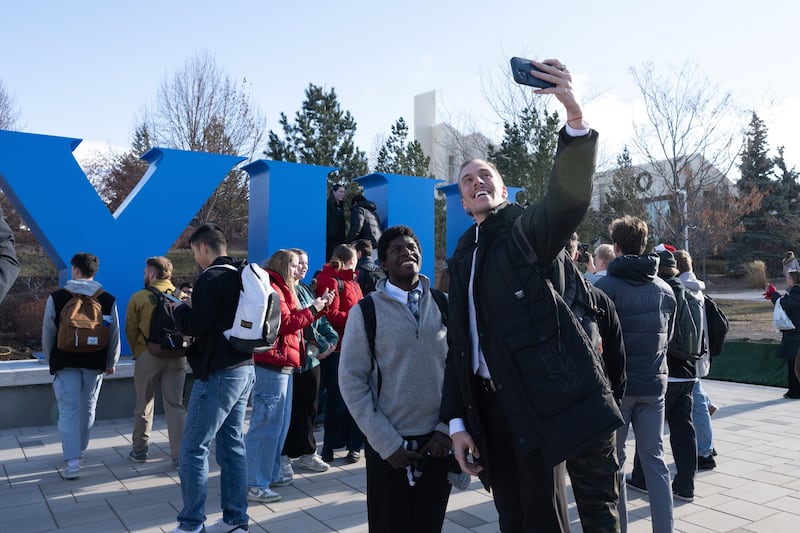 Des étudiants de BYU-Idaho prennent des selfies avec le nouveau monument en lettres capitales BYUI dévoilé sur le campus le 10 décembre 2024.