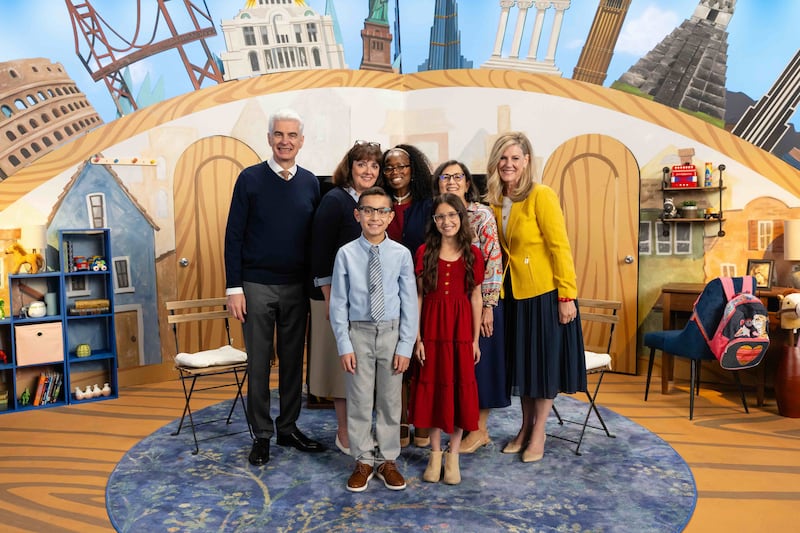 Frère et sœur Caussé et la présidence générale de la Primaire prennent une photo avec deux enfants animateurs pendant le tournage de l’émission D’ami à ami de septembre 2026.
