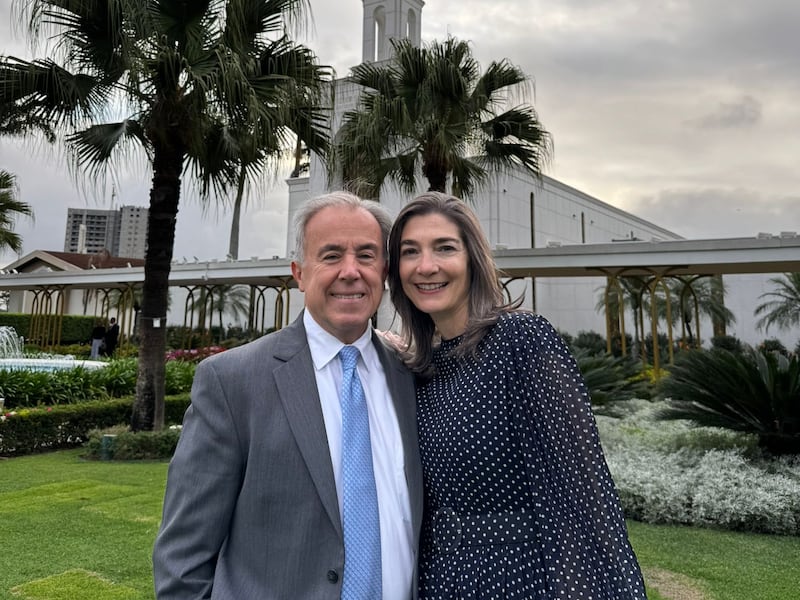 Frère Alin Spannaus et sœur Andrea Muñoz Spannaus posent pour une photo ensemble devant le temple de São Paulo, au Brésil, le vendredi 23 mai 2025.