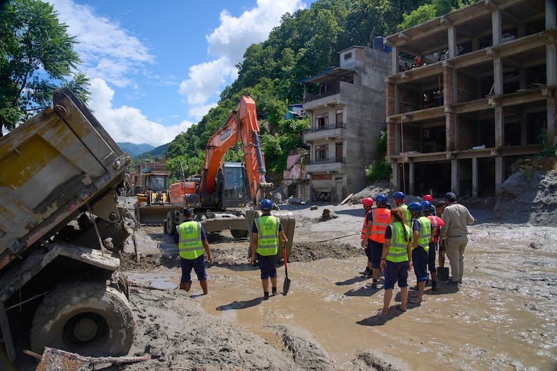 Des engins de chantier déblaient les débris causés par les inondations soudaines dans le district de Nuwakot, au Népal, le jeudi 27 août 2026.