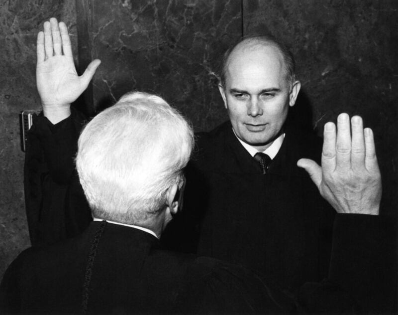Le futur président Dallin H. Oaks prête serment en tant que juge de la Cour suprême de l'Utah en janvier 1981.