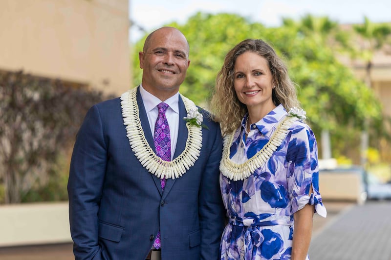 John S.K. Kauwe III, président de BYU–Hawaii, et son épouse, sœur Monica Kauwe, posent pour une photo avant de prendre la parole ensemble lors de la réunion spirituelle d'ouverture du semestre d'automne, le mardi 8 septembre 2026.