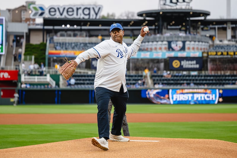 Elder G. Michael Ortiz lance le premier lancer avant le match des Royals de Kansas City le jeudi 9 avril 2026.