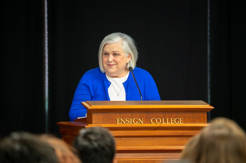 Sœur Alynda Kusch s'exprime lors d'une réunion spirituelle sur le campus d'Ensign College à Salt Lake City, le 22 septembre 2026.