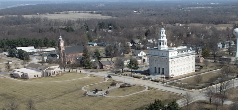 Une vue aerienne du temple de Nauvoo (Illinois) et du nouveau centre des visiteurs du temple de Nauvoo a Nauvoo, en Illinois.