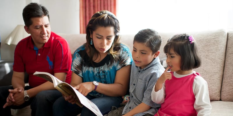 Des parents instruisent leurs enfants à la maison, à La Paz (Bolivie).