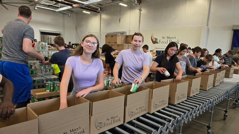 Des jeunes assemblent des boites de nourriture donnee a la banque alimentaire St. Mary's, a Phoenix, en Arizona, pour la Journee mondiale de service des jeunes, le samedi 18 avril 2026.