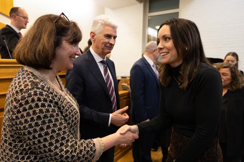 Elder Gérald Caussé, du Collège des douze apôtres, et sa femme, Valérie, s'entretiennent avec Cécile Alves de Freitas, qui a été baptisée en juillet 2025, après une veillée tenue à Paris, France, le samedi 21 février 2026.