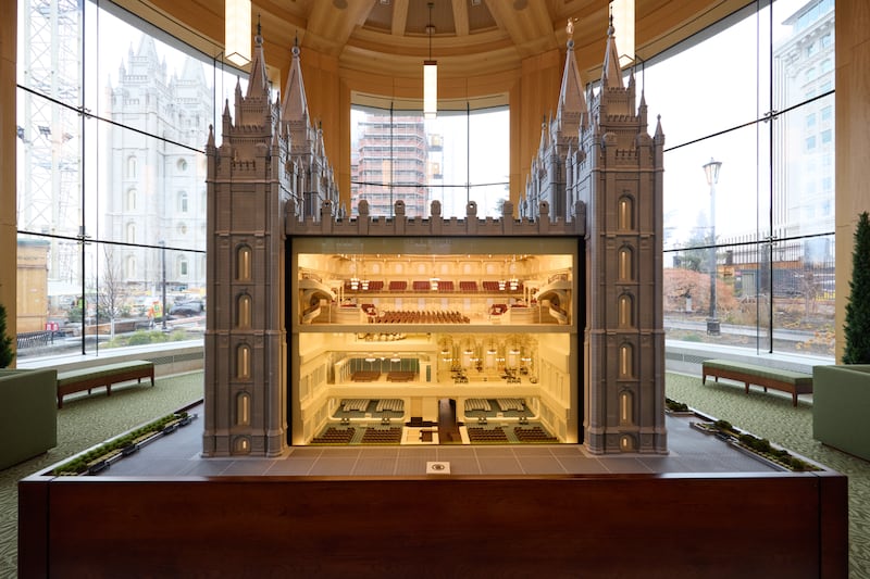Cette maquette à l'échelle du temple de Salt Lake se trouve dans l'aile est du centre des visiteurs de Temple Square. La maquette motorisée se déplace pour révéler les pièces intérieures et la disposition du temple historique de Salt Lake.
