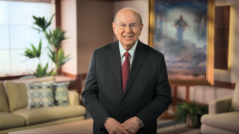 Frère Quentin L. Cook, du Collège des douze apôtres, s'exprime lors de la diffusion de la Société de Secours de 2026, le 8 mars 2026.