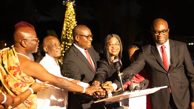 Elder Adeyinka A. Ojediran et Elder Isaac K. Morrison se joignent à des dignitaires invités pour actionner l'interrupteur illuminant le terrain du temple d'Accra, au Ghana, le 28 novembre 2025.