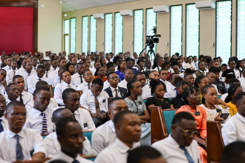 Près de 500 missionnaires de l'Église de Jésus-Christ des Saints des Derniers Jours à Kinshasa, en République démocratique du Congo, assistent à une réunion spirituelle avec frère Ulisses Soares, du Collège des douze apôtres, le 21 mai 2025.