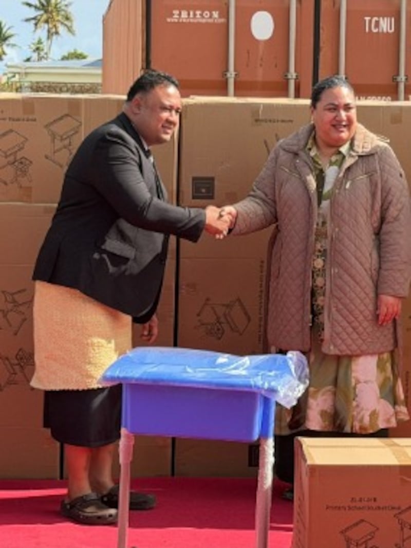 Un président de pieu remet un don de bureaux et de chaises scolaires à Son Altesse Royale la princesse héritière de Tonga, Sinaitakala Tuku'aho, à ʻApi Mataka (Tonga), le 16 juillet 2026.