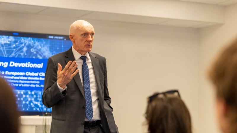 Russell Bowers, représentant des relations gouvernementales au Bureau des affaires européennes et internationales de l'Église de Jésus-Christ des Saints des Derniers Jours, s'adresse aux participants de la conférence Brussels Nexus le 14 mai 2026, à Bruxelles, en Belgique.