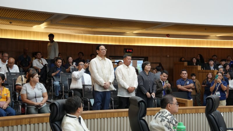 Elder Carlos G. Revillo Jr., Rizaldito Castro et Haidi Fajardo debout lors d'une réunion du conseil municipal de Davao, aux Philippines, le 24 mars 2026.