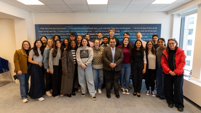 Les participants de la conférence Brussels Nexus sourient à l'intérieur du Bureau des affaires européennes et internationales de l'Église de Jésus-Christ des Saints des Derniers Jours, le 14 mai 2026, à Bruxelles, en Belgique.