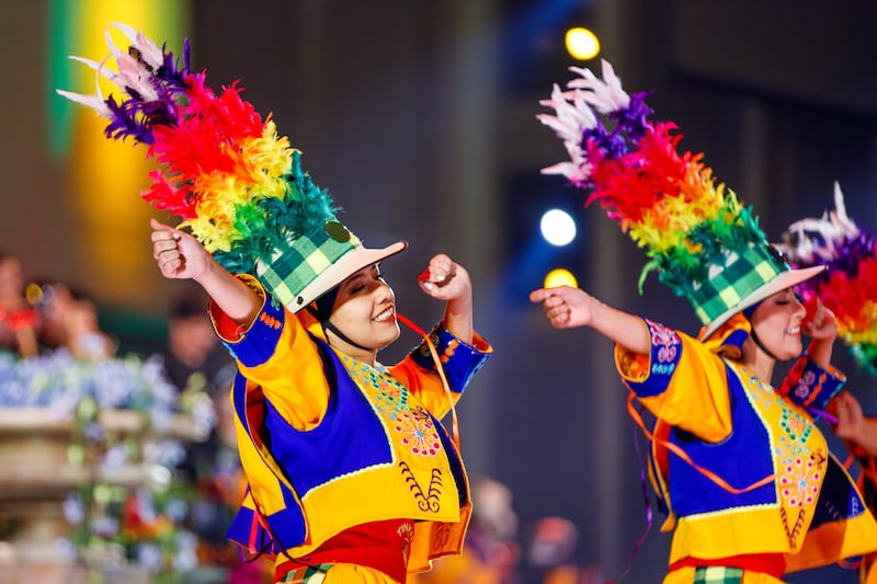 Des danseurs vêtus de tenues traditionnelles exécutent des danses de toute l'Amérique latine lors d'une répétition générale de « Luz de las Naciones » à Salt Lake City (Utah), le 3 novembre 2025.