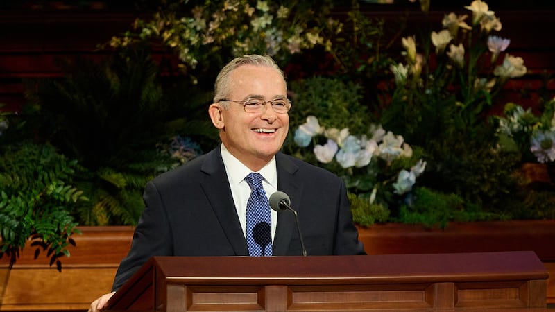 Elder Patrick Kearon, du Collège des douze apôtres, prend la parole lors de la session du samedi matin de la 196e conférence générale annuelle.
